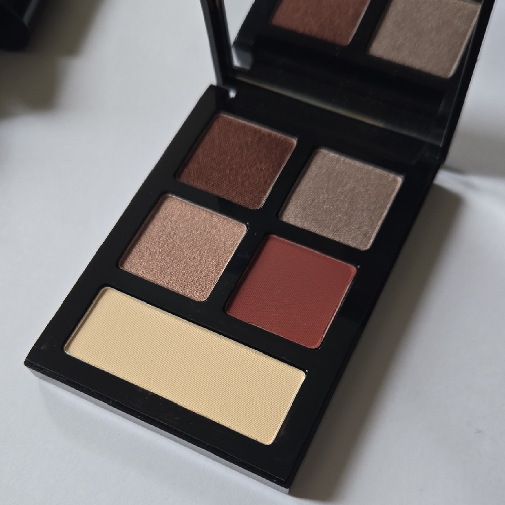 Bobbi Brown The Essential Bold Burgundy Multicolor Eye Shadow Palette - Picture 2 of 6